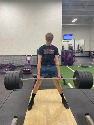 Jack Seigling deadlifting